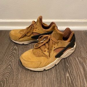 Nike Air Huarache Premium in Tan